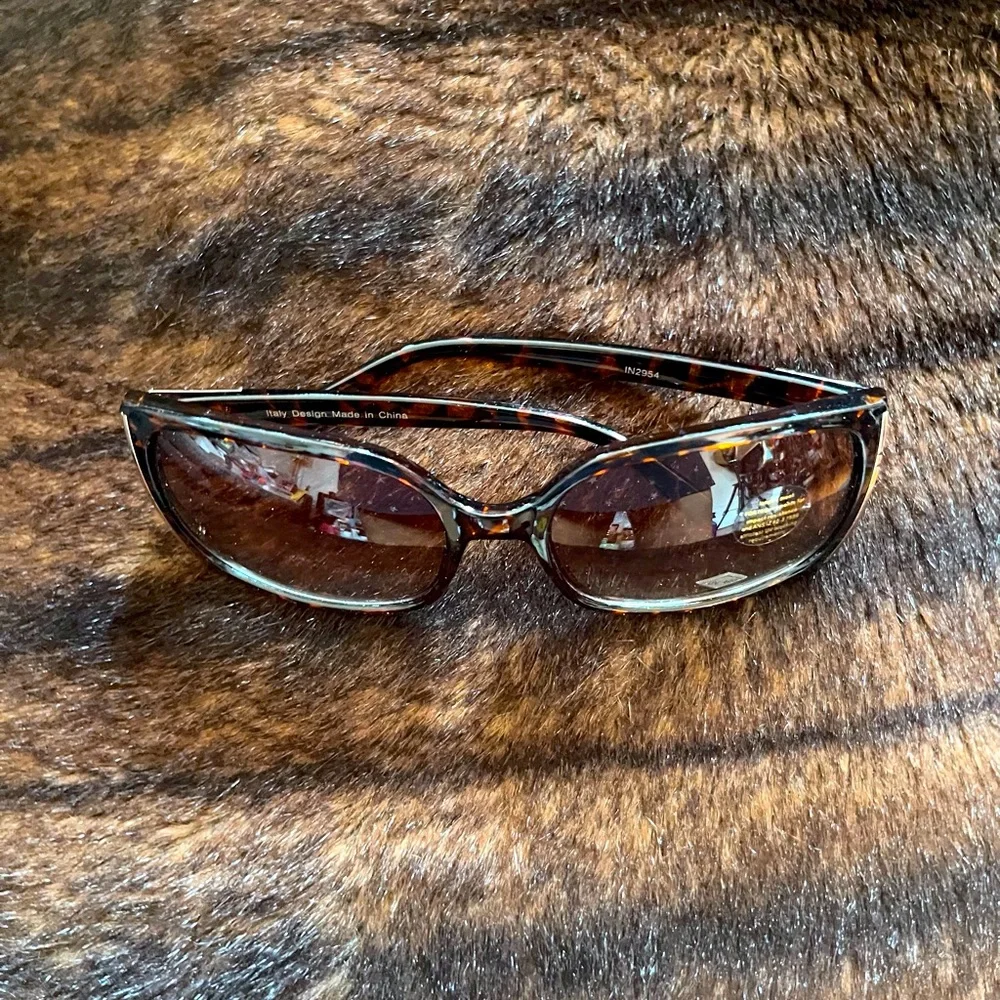 Tortoise Shell Square Frames With Gold Accents Sunglasses Women Color Brown